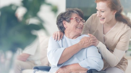 Loi bien-vieillir acte 3 : aider les aides à domicile