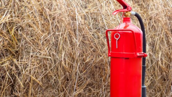 Engins agricoles : la présence d’un extincteur (bientôt) obligatoire ?