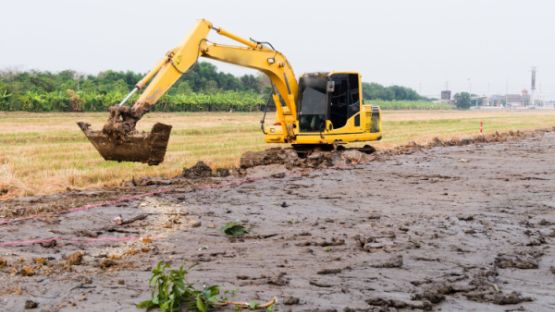 Entreprise de travaux agricoles : quand une pelleteuse sectionne une canalisation d’eau…