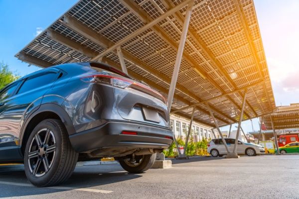Obligations d’installation de panneaux solaires sur les parkings : précisions sur les exonérations